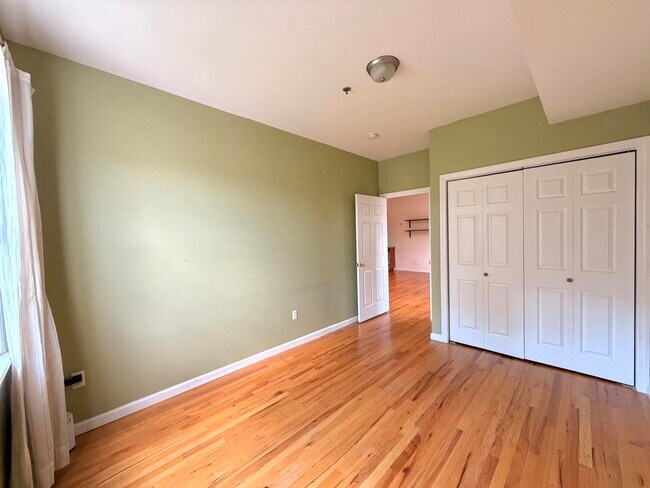 Building Photo - 687 Avenue A