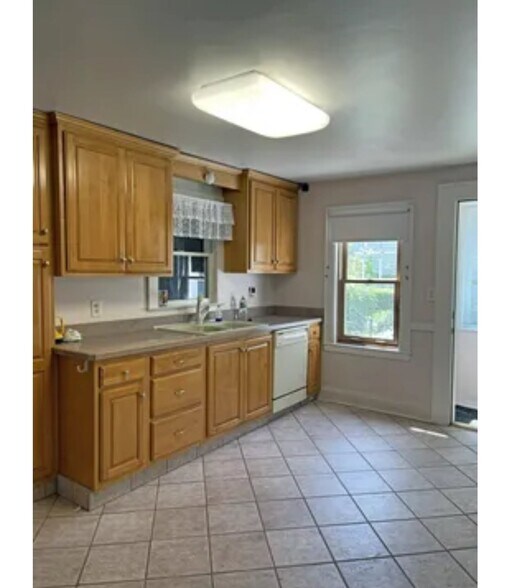 Building Photo - 165 Derby Ave