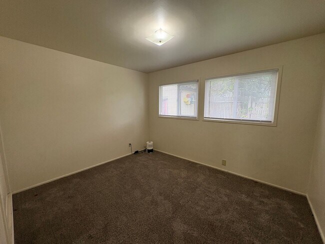 Building Photo - 3 Bed 1 Bath House Eureka