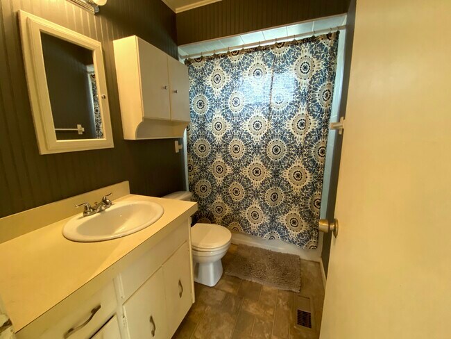 Full bathroom includes shower and bathtub - 618 Clayton Ave NW