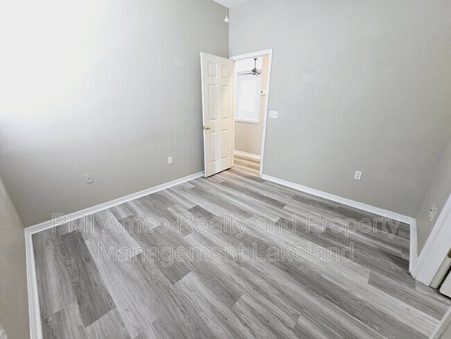 Building Photo - 1065 Viewpoint Way