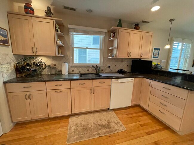 Building Photo - 13 S Kenyon Ave