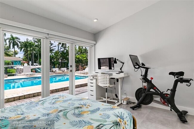 Building Photo - 1704 SW 4th Ct