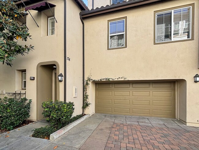 Building Photo - Stunning 3-Bedroom Home in Gated Irvine Co...