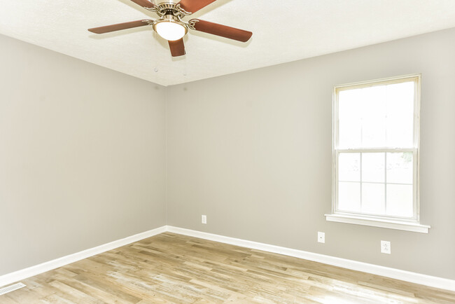 Building Photo - Nice Bedroom in Clarksville!