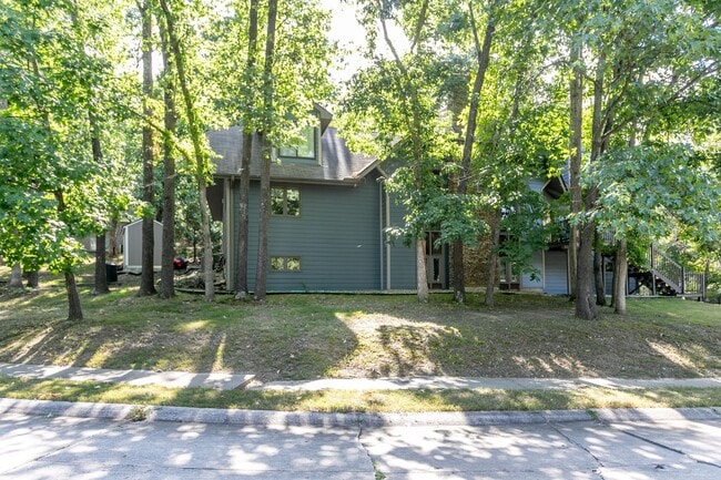 Building Photo - 5 Bed 3 Bath Home