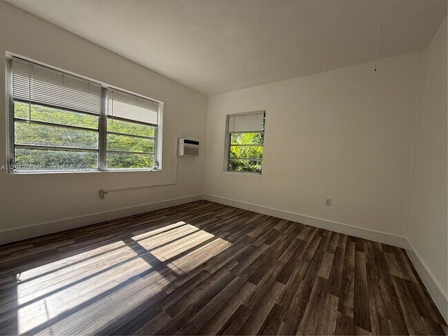 Building Photo - 291 Navarre Ave