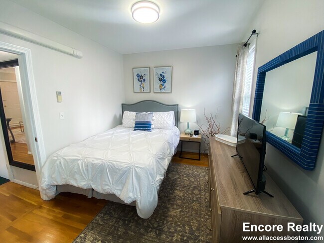 Building Photo - 1004 Tremont St