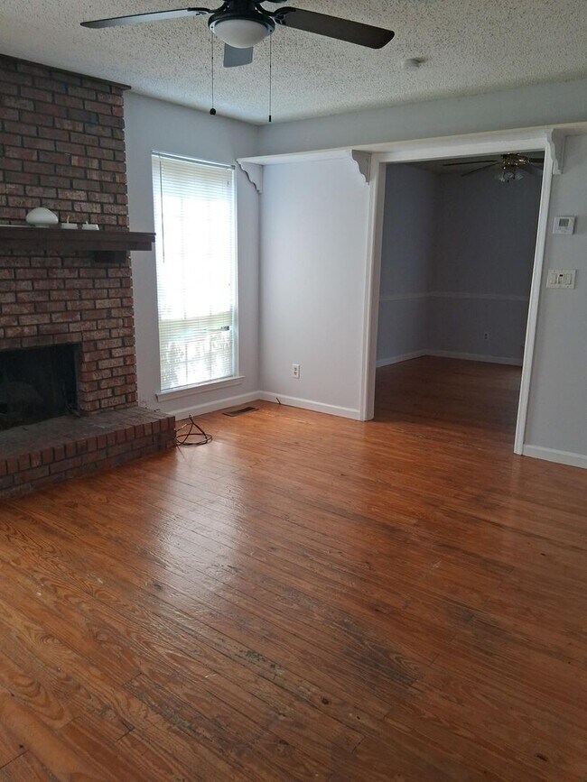 Building Photo - Alabaster