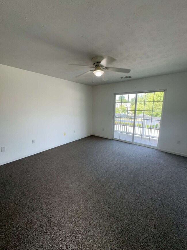 Building Photo - "2-Bed, 2-Bath Gem with Spacious 904 Sq Ft...