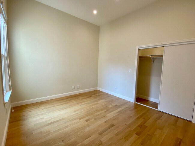 Building Photo - RENOVATED 2BD/1.5BA. Dishwasher! LAUNDRY I...