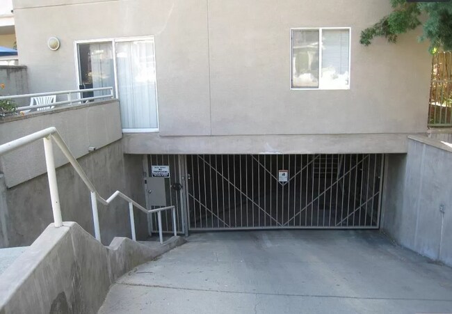 Building Photo - 2900 Fairway Ave