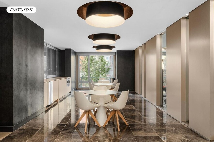 Building Photo - 555 W 43rd St