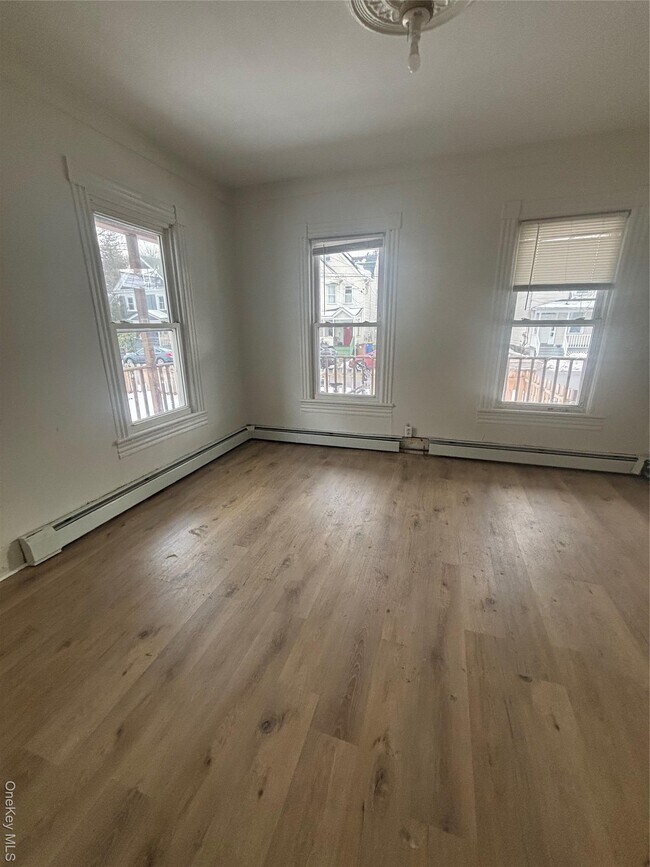 Building Photo - 147 Downs St