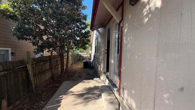Building Photo - 1303 Bonnie Brae St