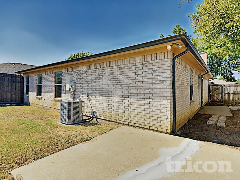 Building Photo - 714 Charles City Dr