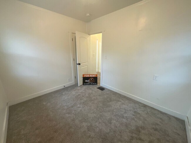 Building Photo - 859 Binford St