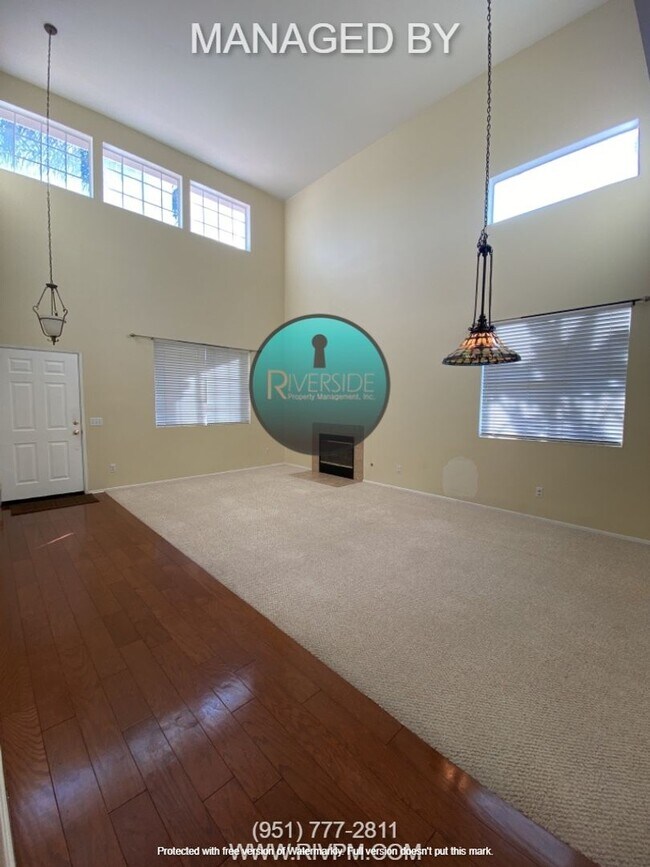 Building Photo - Spacious 4 Bed 2 Bath Pool Home Located Next Door to Ben Franklin Elementary School!