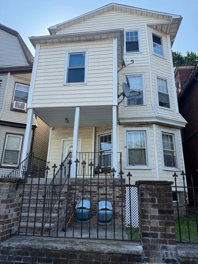Building Photo - 240 Halsted St