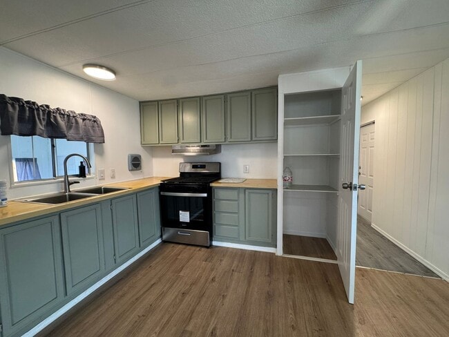 Building Photo - 1 BR 1Ba with enclosed Porch/Patio, fenced yard, RV Parking