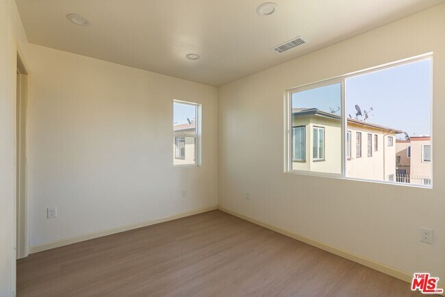 Building Photo - 1118 W 110th St