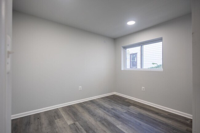 Building Photo - Amazing 3 BR/1 BA Apartment in Anacostia with 1 month free rent and 1 year of free parking!