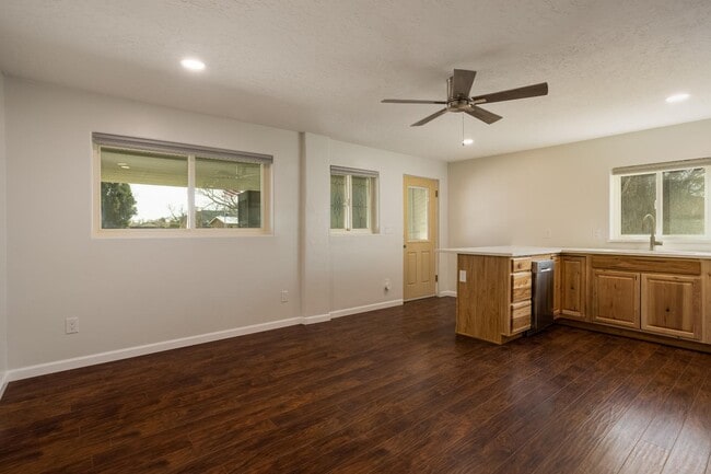 Building Photo - 501 El Paraiso Rd NW