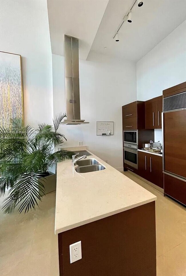 Building Photo - 495 Brickell Ave