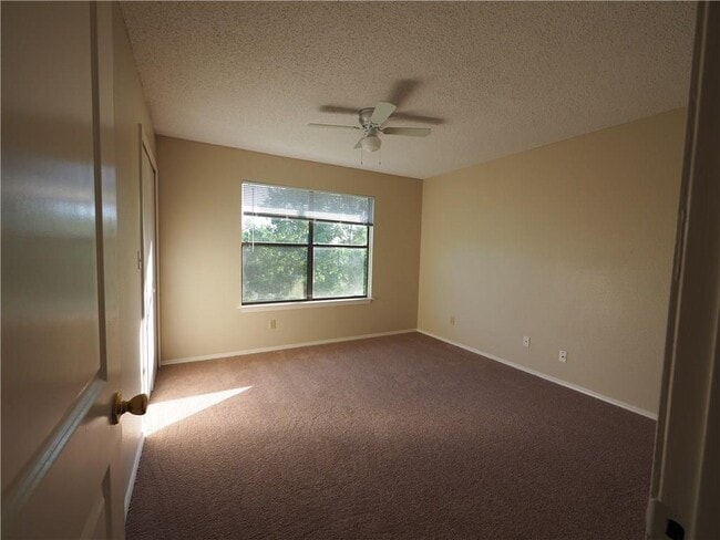 Building Photo - 105 Hillside Dr