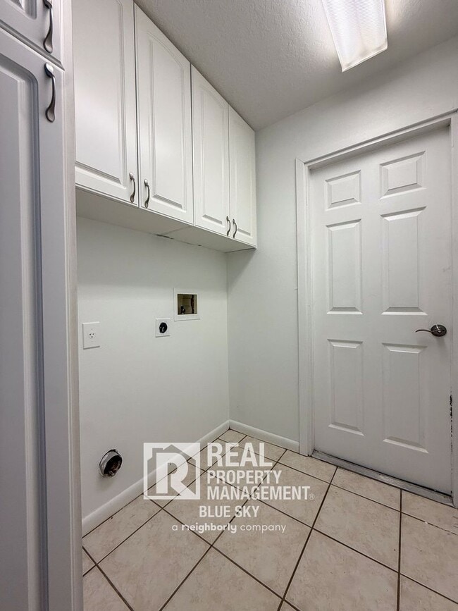 Building Photo - 6554 Gentle Ben Cir
