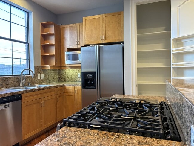 Building Photo - 1000 Columbus St