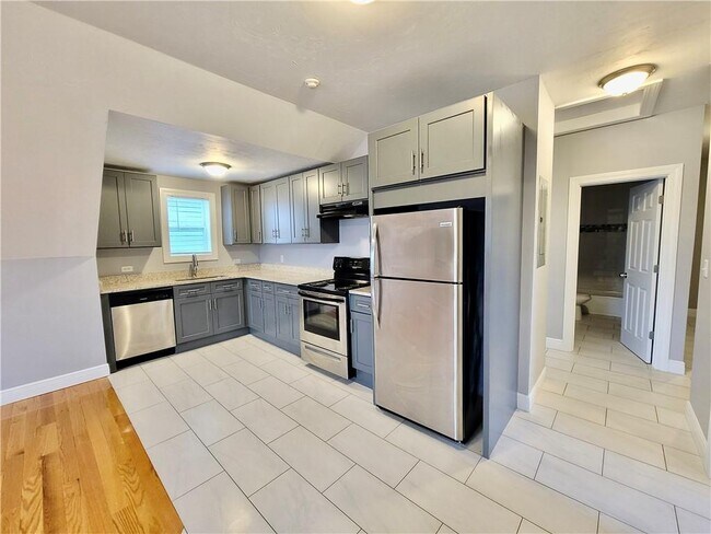 Primary Photo - 525 Charles St
