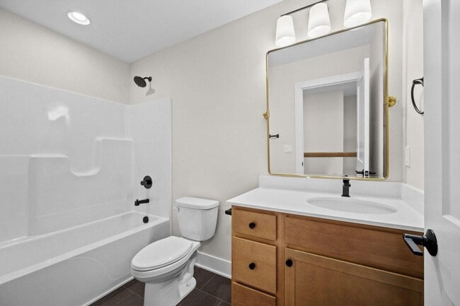 Building Photo - 4 Bedroom Townhome Available February 1st!