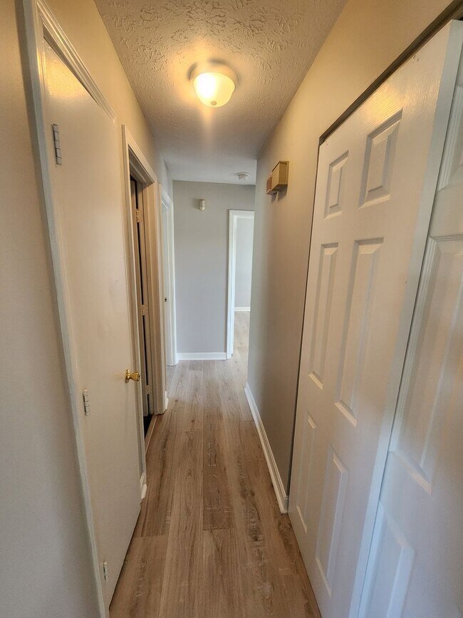 Building Photo - Lovely 4 bedroom 2 full bath bi-level home with large garage