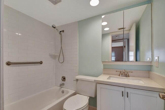 Building Photo - 4640 Lucerne Lakes Blvd