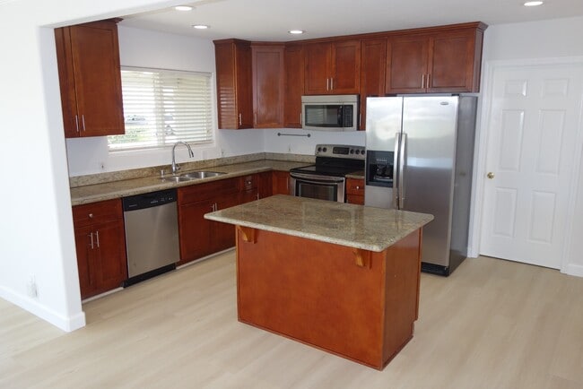 Building Photo - Bright 3BR Home with Central AC, Attached Garage & In-Unit Laundry in Fremont