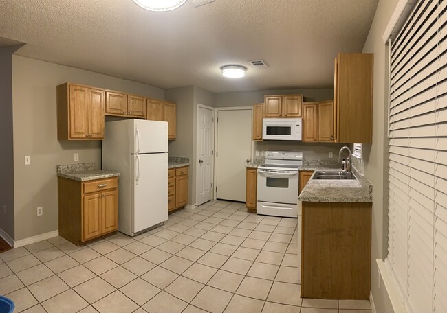 Building Photo - 5957 Savannah Dr