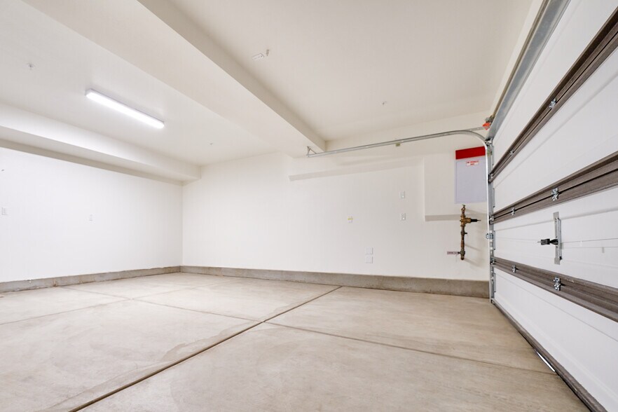 Building Photo - 729 Daniel Freeman Cir