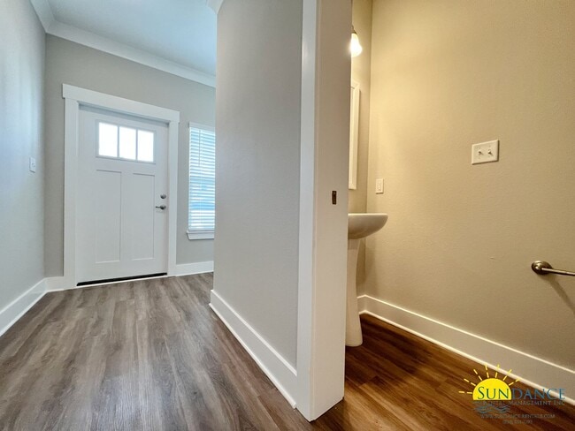 Building Photo - Beautiful 3 Bedroom 2.5 Bathroom Townhome with Garage!