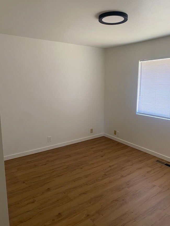 Building Photo - **Newly Remodeled and Updated 2 Bedroom/ 1...