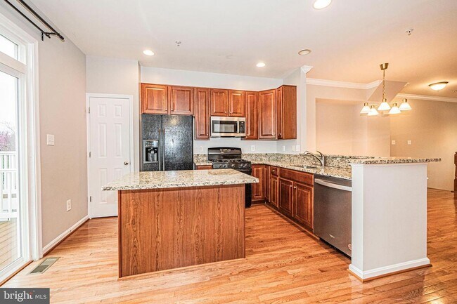 Building Photo - SPACIOUS 3 LEVEL TOWNHOUSE IN CLARKSBURG