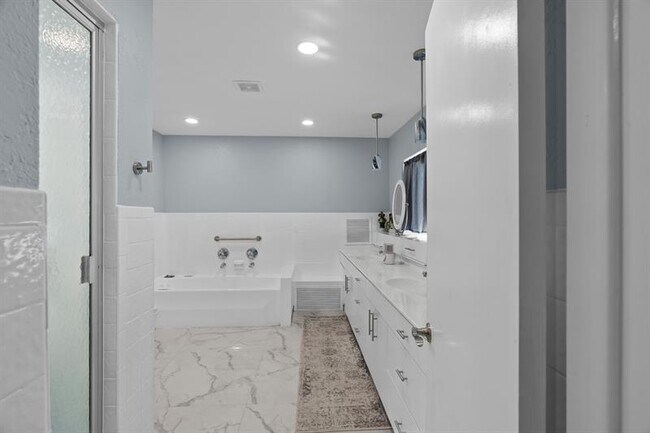 Building Photo - 5100 Yellow Pine Ln
