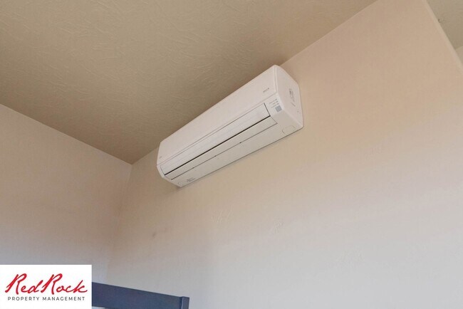 Building Photo - Stunning 3 Bedroom Fully Furnished Home. C...