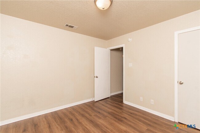 Building Photo - 608 Leo Ln