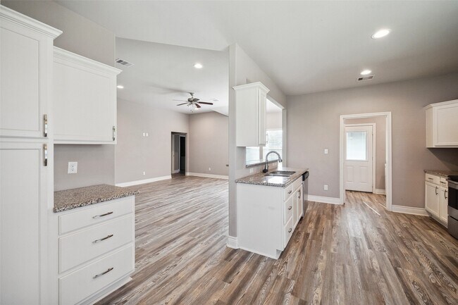 Building Photo - 14103 Overstreet Dr