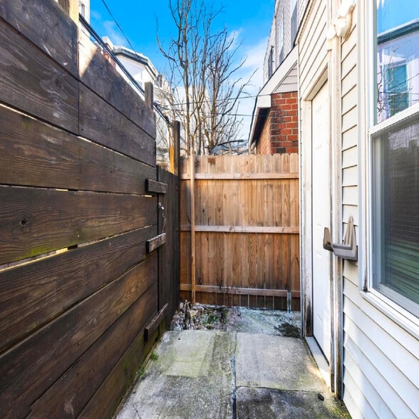Building Photo - 539 Fernon St