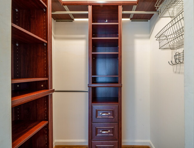 Building Photo - Your Ideal Lifestyle Awaits in this Stunni...