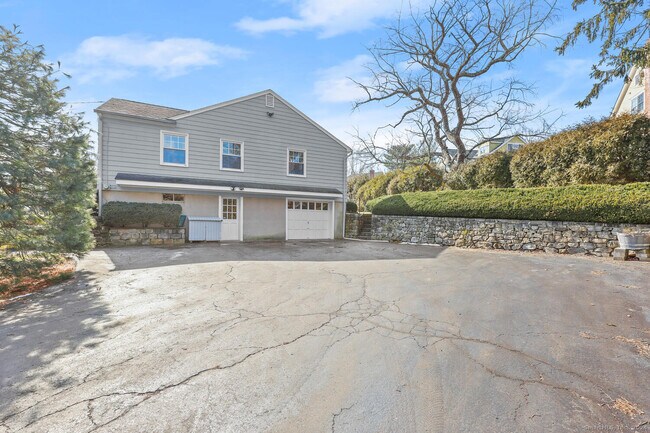 Building Photo - 5 Saviano Ln