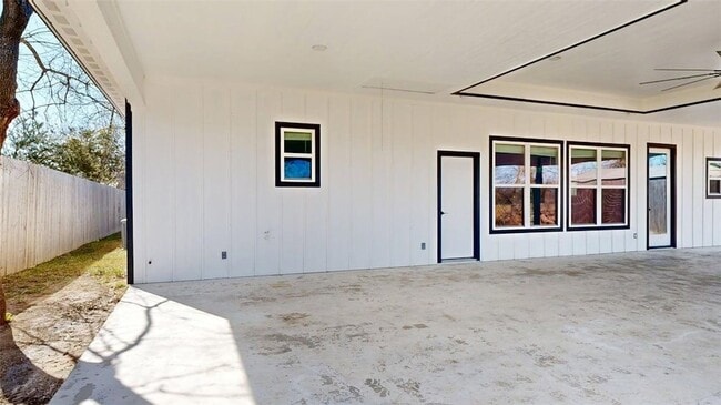 Building Photo - 4867 N Oakland Ln