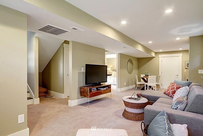 Building Photo - Spacious 5BR 3.5BA Home in Ravenna – Garag...